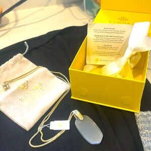 NWT Kendra Scott adjustable length fashion pendant necklace. Stone striated gray